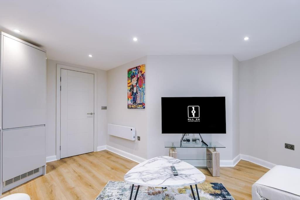 Monopoly Wallz - Sleeps 3 *